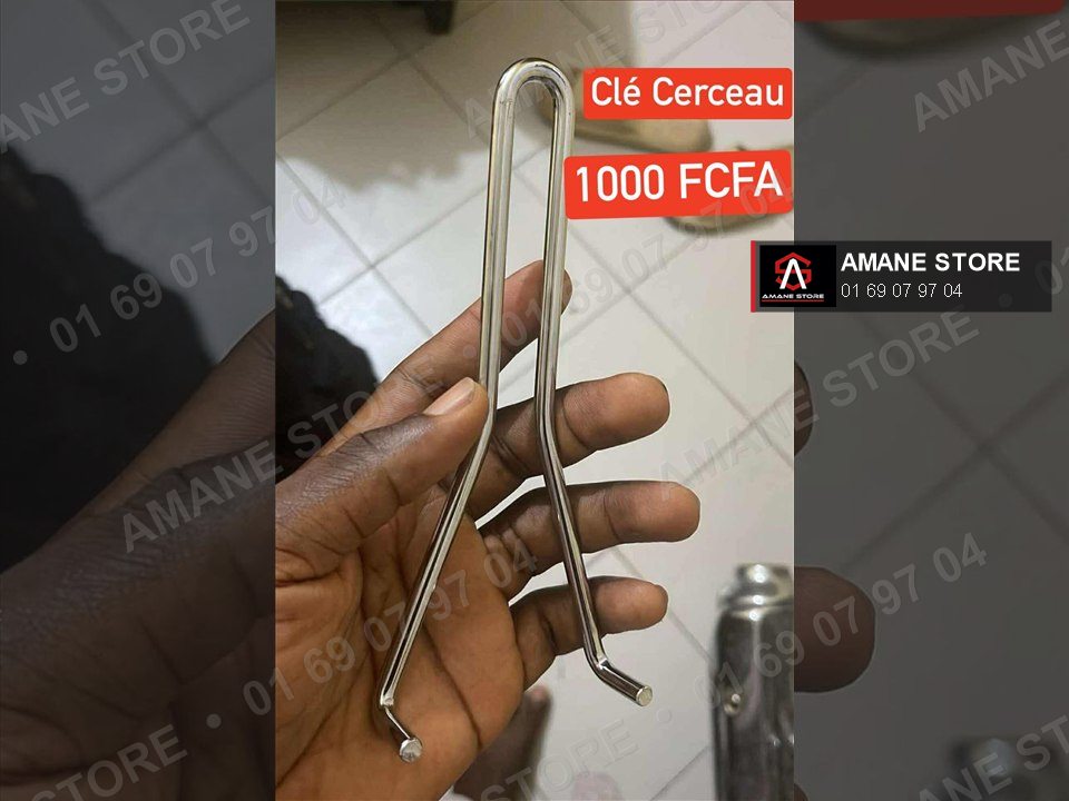 Clé de cerceau en inox tenue en main