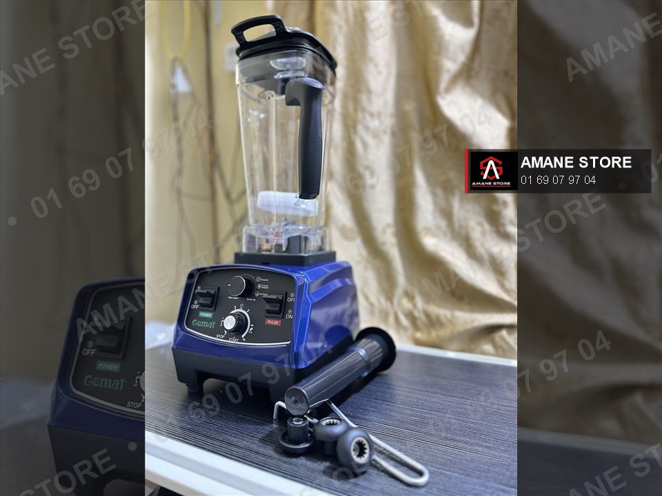 Moulinette Gemat industriel bleue avec son bocal, son poussoir et ses accessoires
