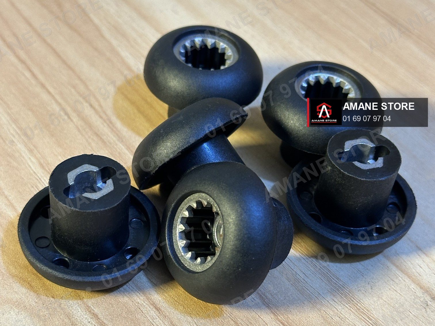 Six têtes de champignon noires avec engrenage cranté en métal, posées sur la table